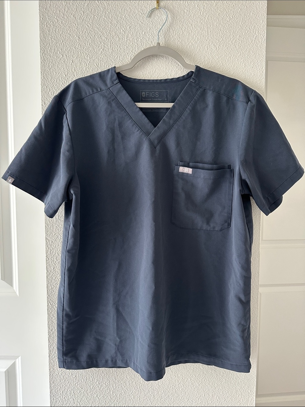 FIGS Leon Three-Pocket Scrub Top